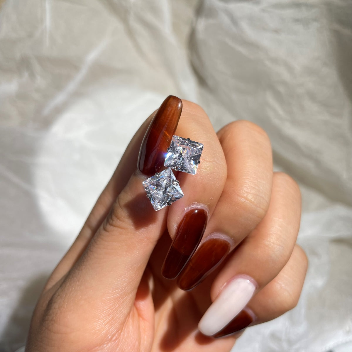 [Bloom] Brincos de Estudo de Pedra Central Quadrada Brilhante e Elegante