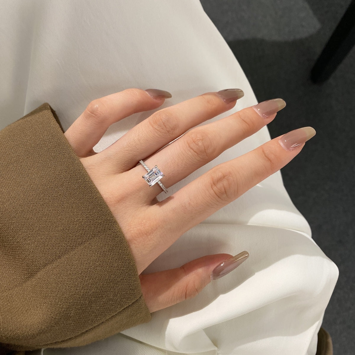 [Bloom] Anel de Festa Radiante Ornado com Corte Brilhante de 2.0 Quilates