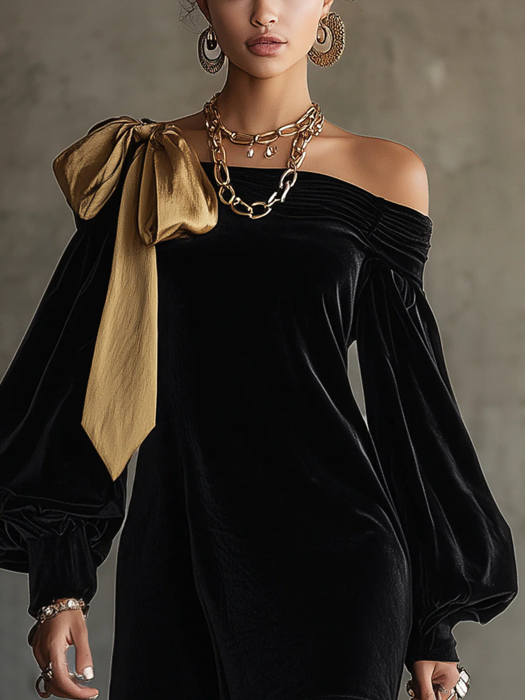 Vestido Mini Off The Shoulder em Veludo Preto e Cetim Dourado Patchwork