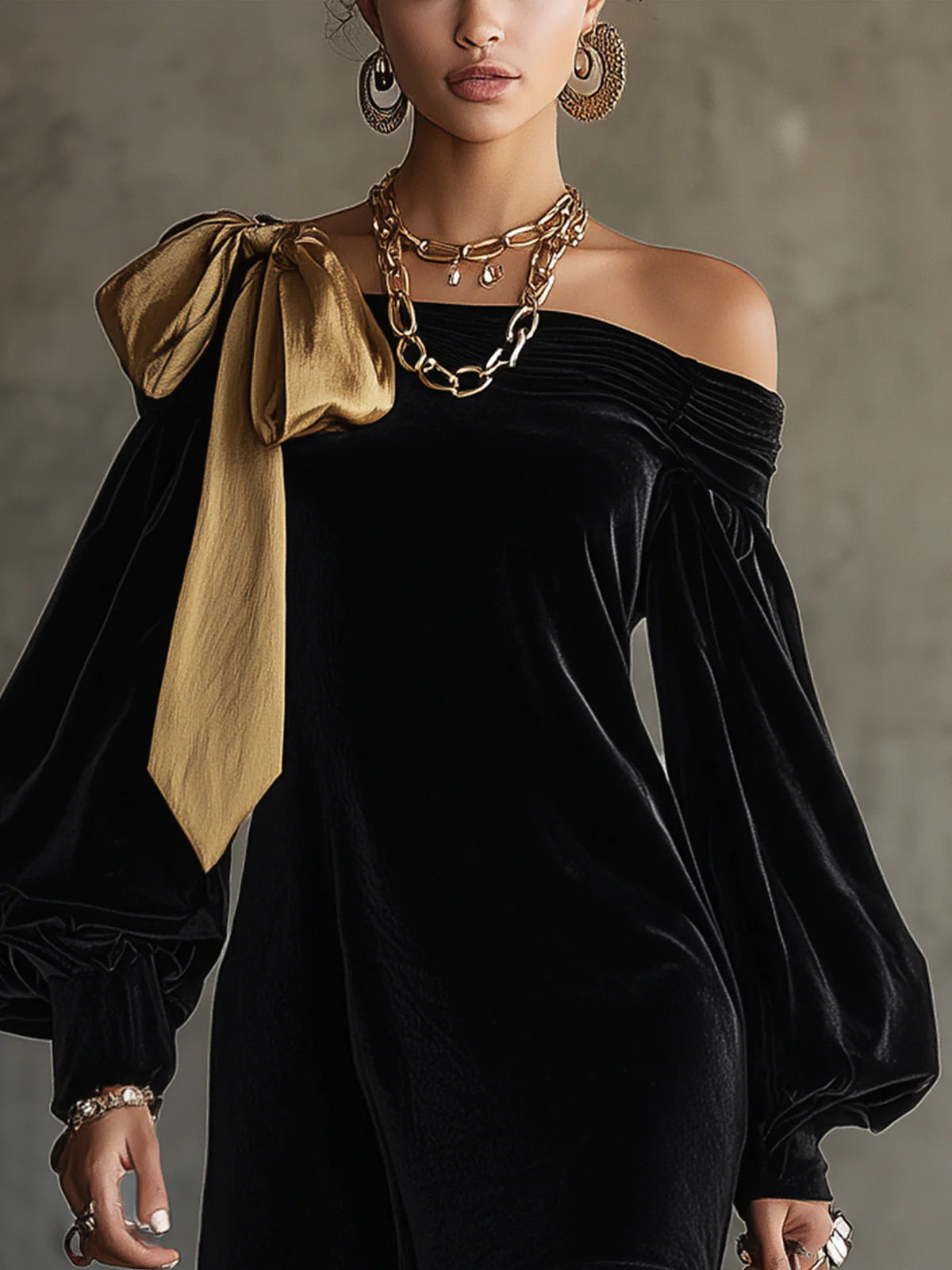 Vestido Mini Off The Shoulder em Veludo Preto e Cetim Dourado Patchwork