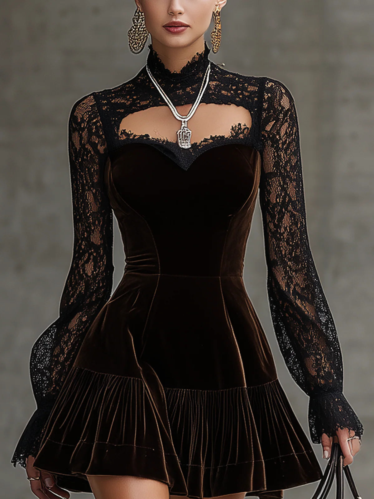 Vestido mini justo com recortes e mangas de renda com acabamento em veludo