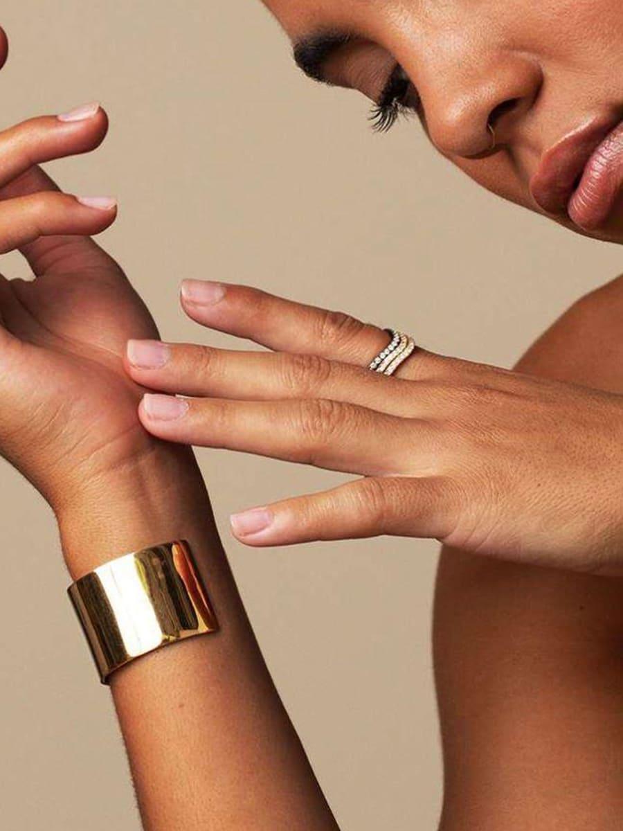 Anel Incrustado com Diamantes em Linha Elegante