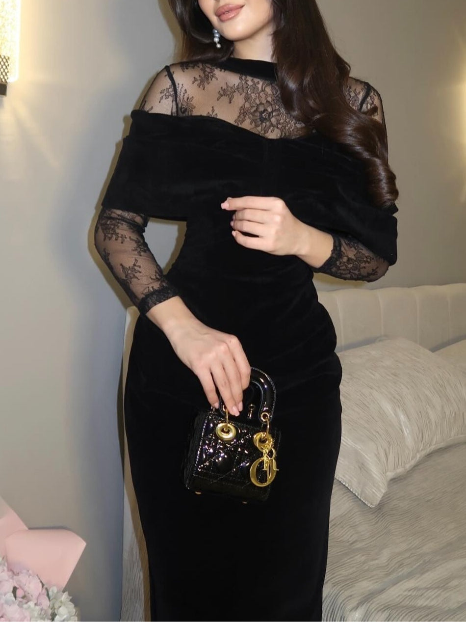 Vestido Maxi Ajustado em Veludo Preto com Renda