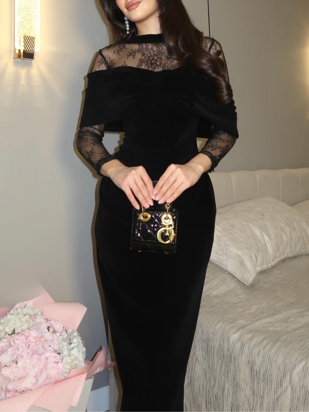 Vestido Maxi Ajustado em Veludo Preto com Renda