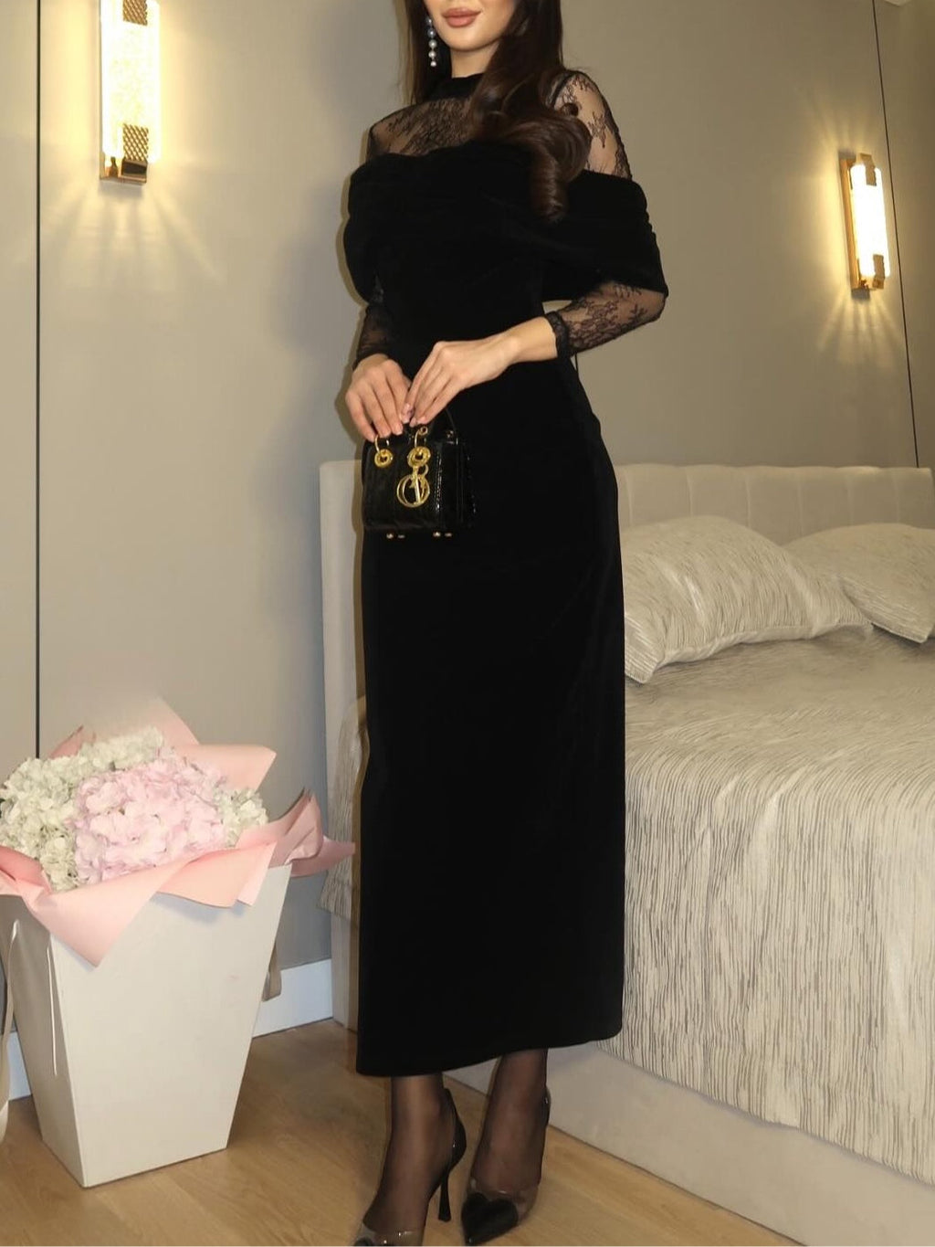 Vestido Maxi Ajustado em Veludo Preto com Renda