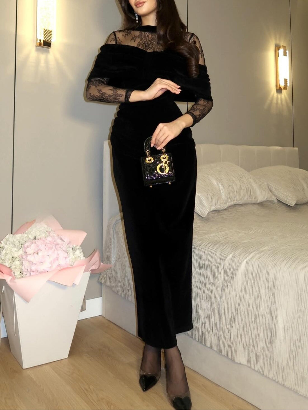 Vestido Maxi Ajustado em Veludo Preto com Renda