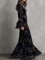 Vestido Maxi Fluido de Veludo Floral Preto e Azul com Mangas Sino em Renda