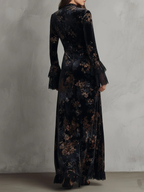 Vestido Maxi Fluido de Veludo Floral Preto e Azul com Mangas Sino em Renda