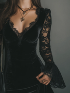 Vestido Mini de Veludo Preto com Mangas Flare