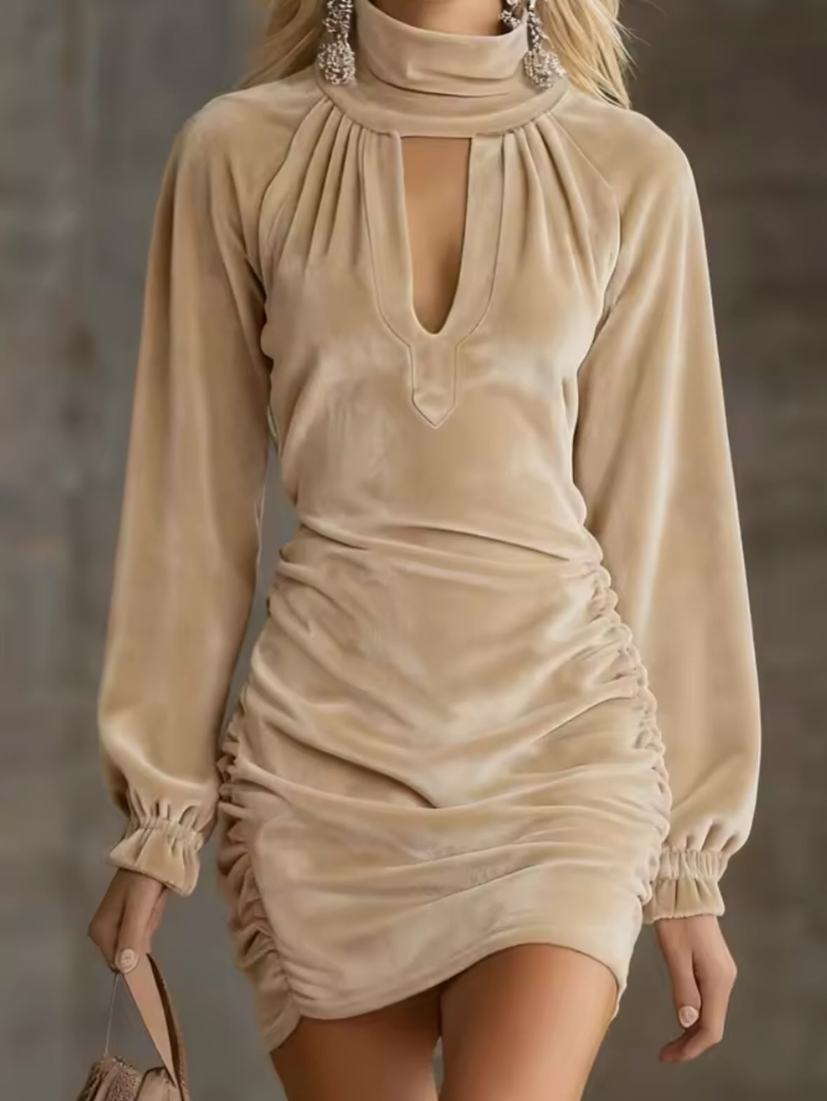 Vestido Mini Cutout Plissado de Veludo com Gola Alta