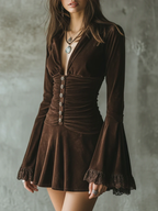Vestido Mini Plissado de Veludo Castanho Escuro com Botões e Mangas de Renda em Sino