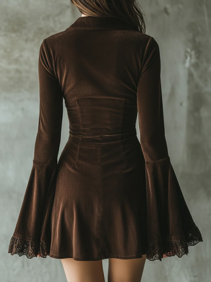 Vestido Mini Plissado de Veludo Castanho Escuro com Botões e Mangas de Renda em Sino