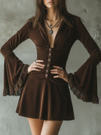 Vestido Mini Plissado de Veludo Castanho Escuro com Botões e Mangas de Renda em Sino