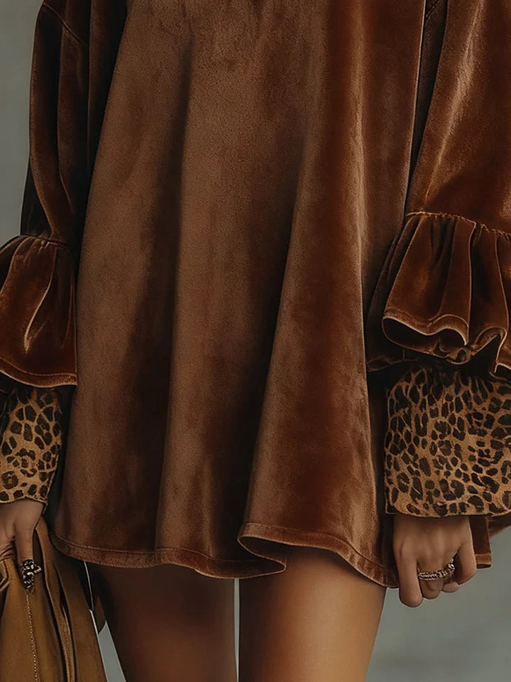Vestido Mini com Mangas Flare em Veludo de Leopardo
