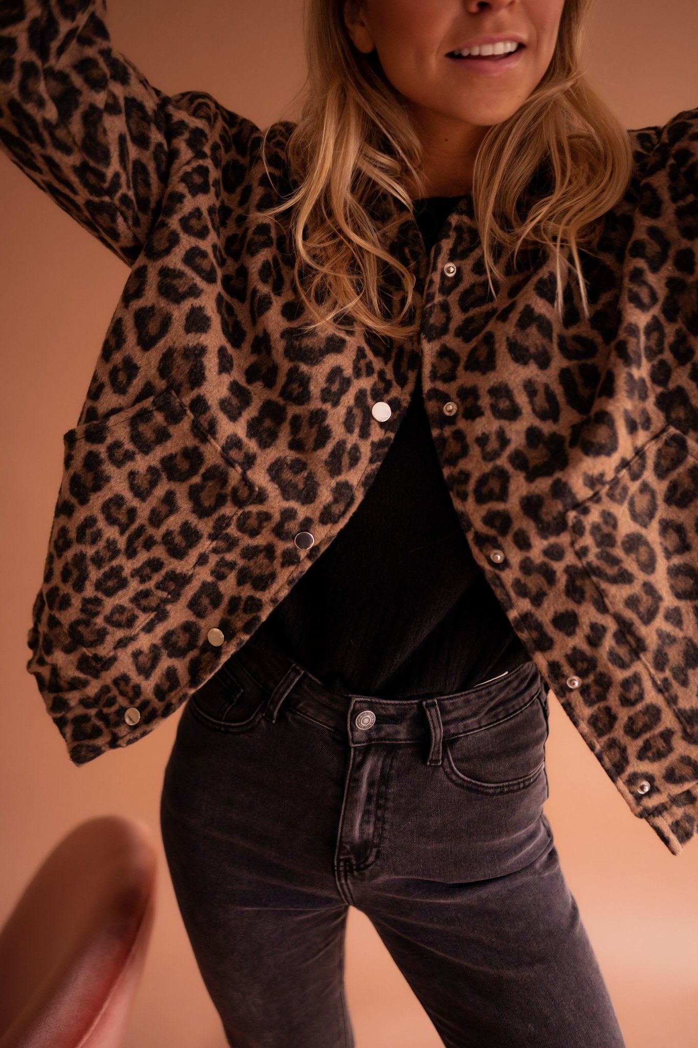 Susanne™ | Casaco Trendy com Padrão de Leopardo